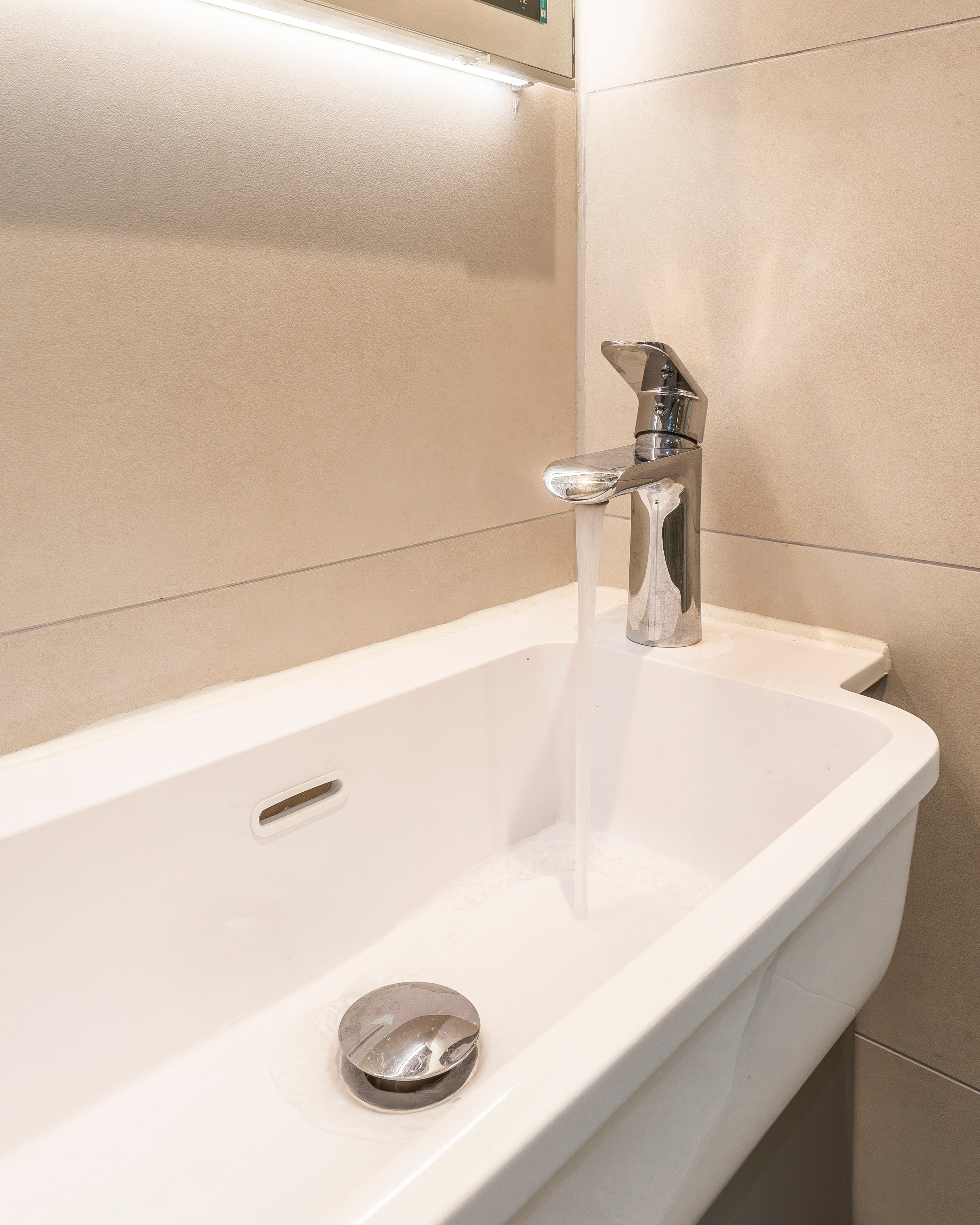 Cloakroom trough basin