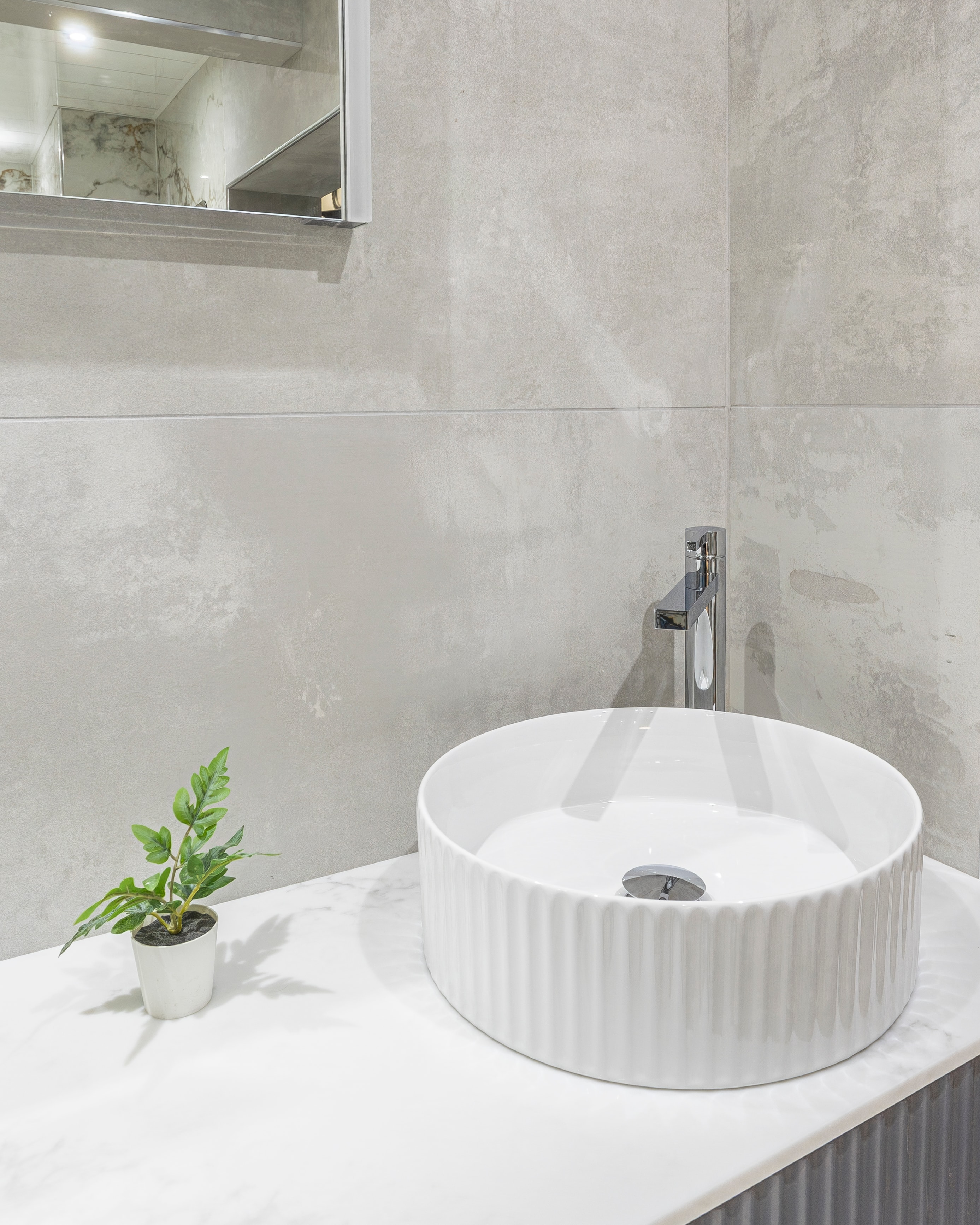 Single ribbed basin